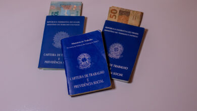 Bolsa Família carteira assinada.