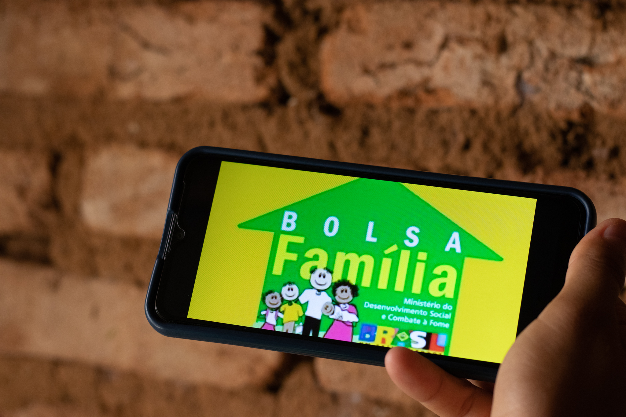 Mulheres com filhos precisam comparecer ao CRAS após novo aviso no Bolsa Família