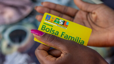 Os beneficiários do Bolsa Família estão aguardando o pronunciamento do governo sobre possíveis cortes em 2025.
