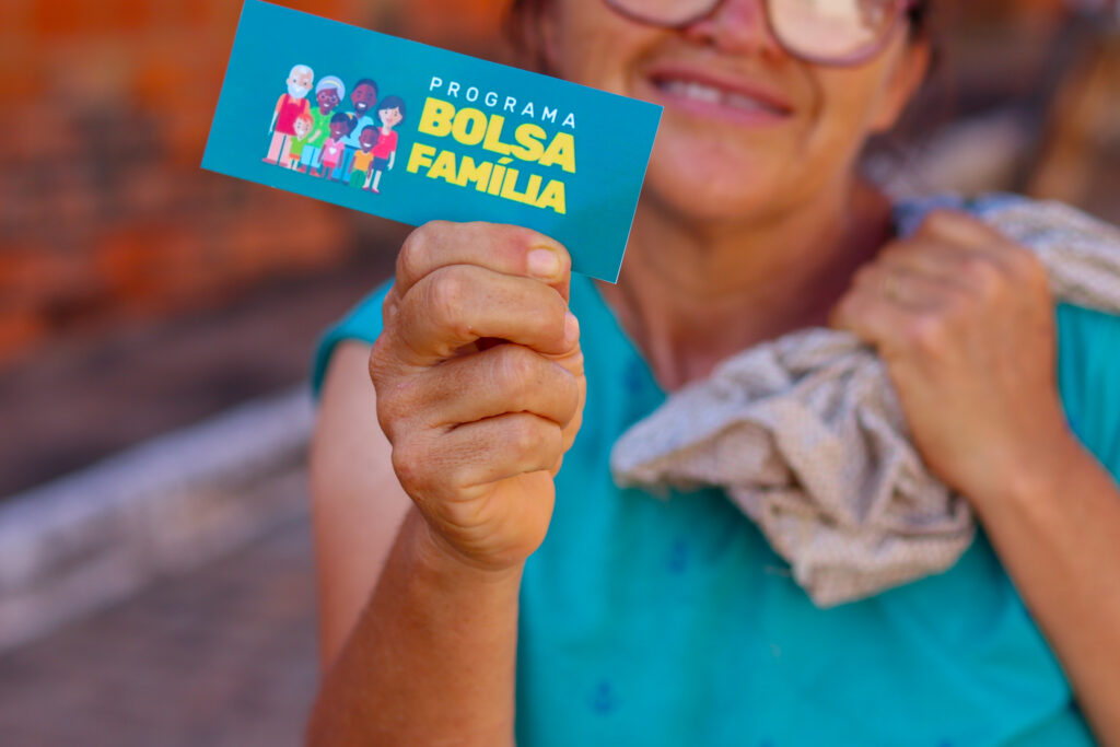Quem recebe pensão por morte pode ter dúvida sobre a possibilidade de acessar o Bolsa Família.
