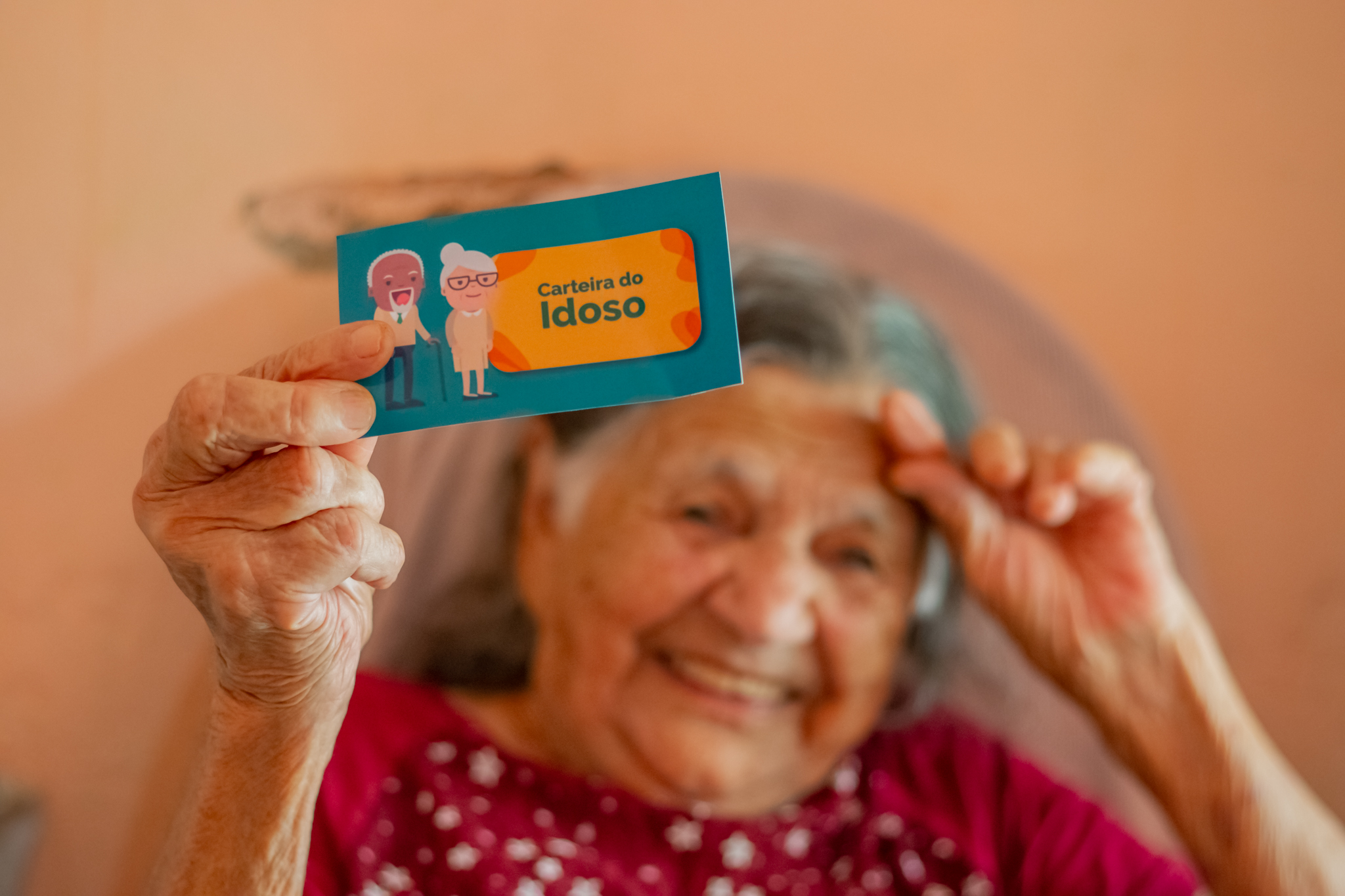 Os idosos com registro no CadÚnico podem ter acesso a diversos benefícios, como a Carteira do Idoso.