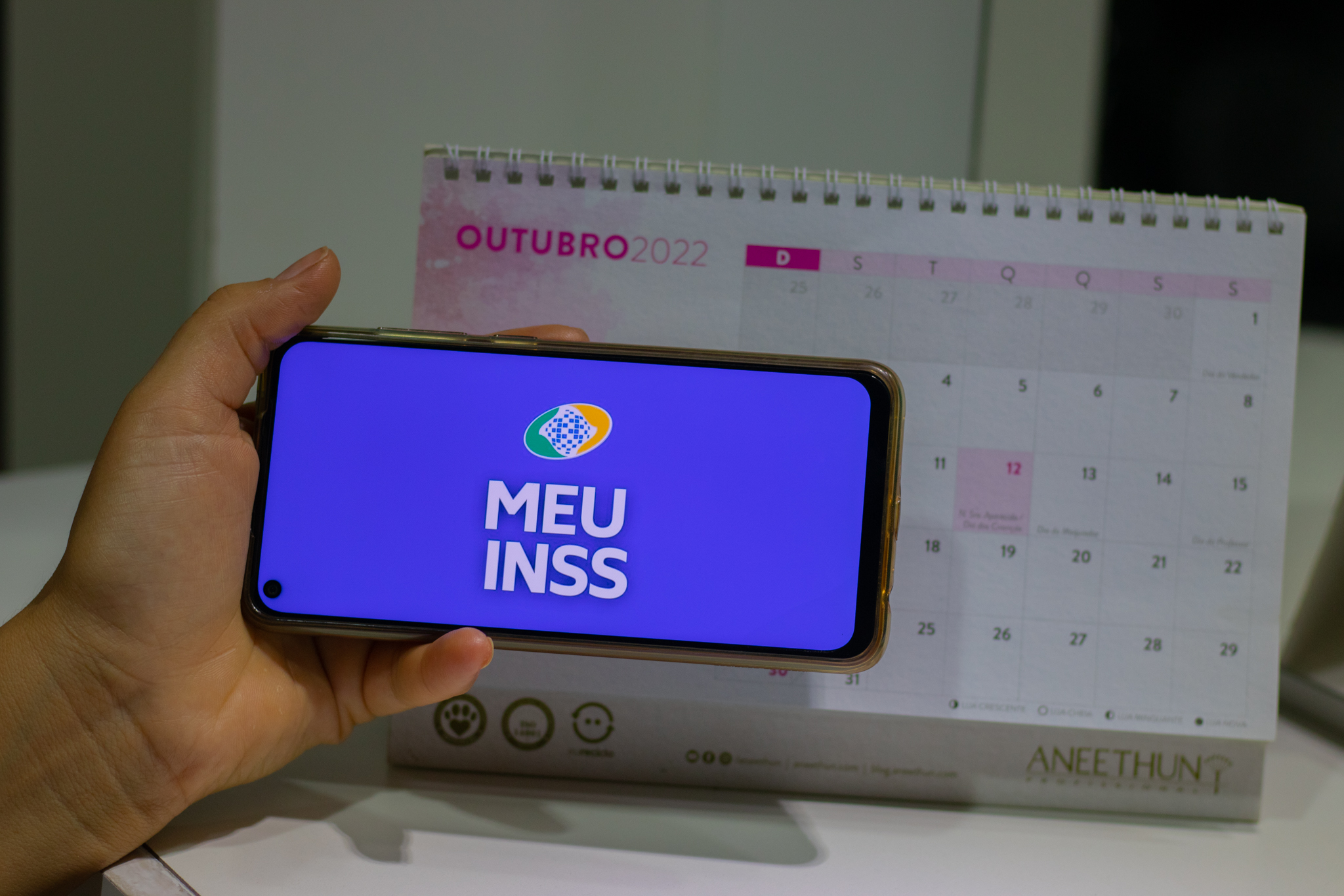 VocÊ recebe o Bolsa Família e já se perguntou se precisa contribuir com o INSS? Entenda.