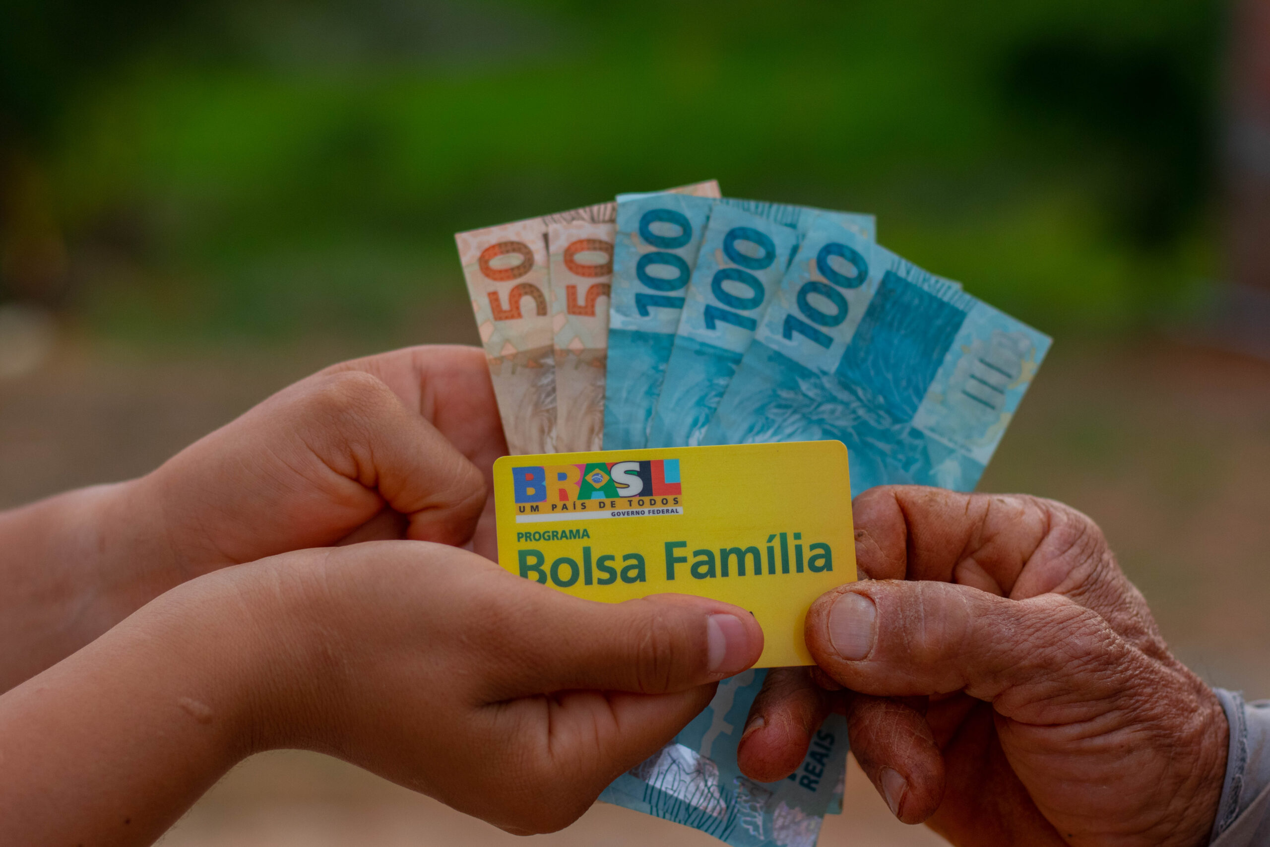Se você é beneficiário do Bolsa Família, fique atento à possibilidade de receber o extra este mês.