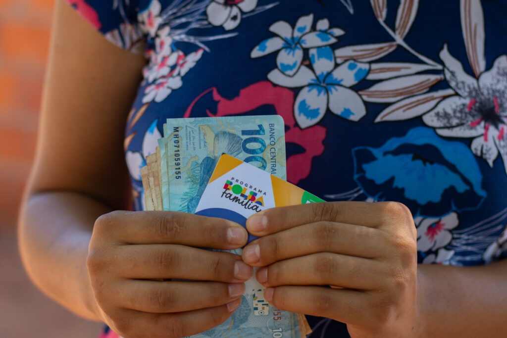 Bolsa Família vai transferir PIX acima de R$ 100 no começo de 2025; quem recebe?