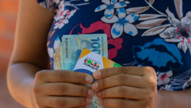 Bolsa Família vai transferir PIX acima de R$ 100 no começo de 2025; quem recebe?
