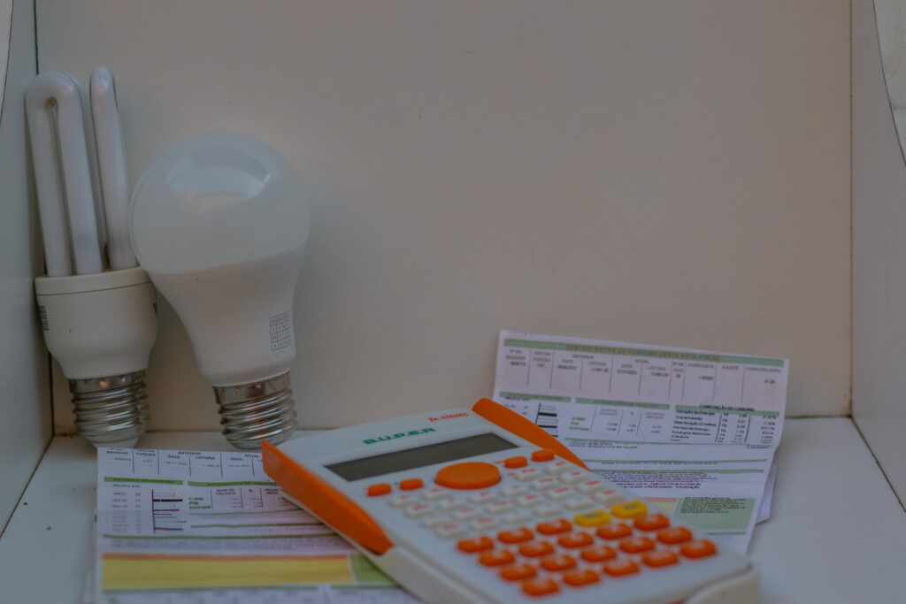 Compareça ao CRAS para pagar MENOS na conta de luz; 140 mil famílias estão perdendo benefício