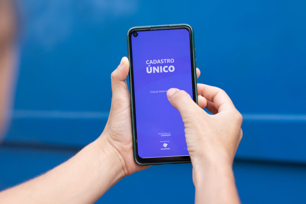 Recebeu mensagem do CadÚnico para acessar benefícios? Tome cuidado!