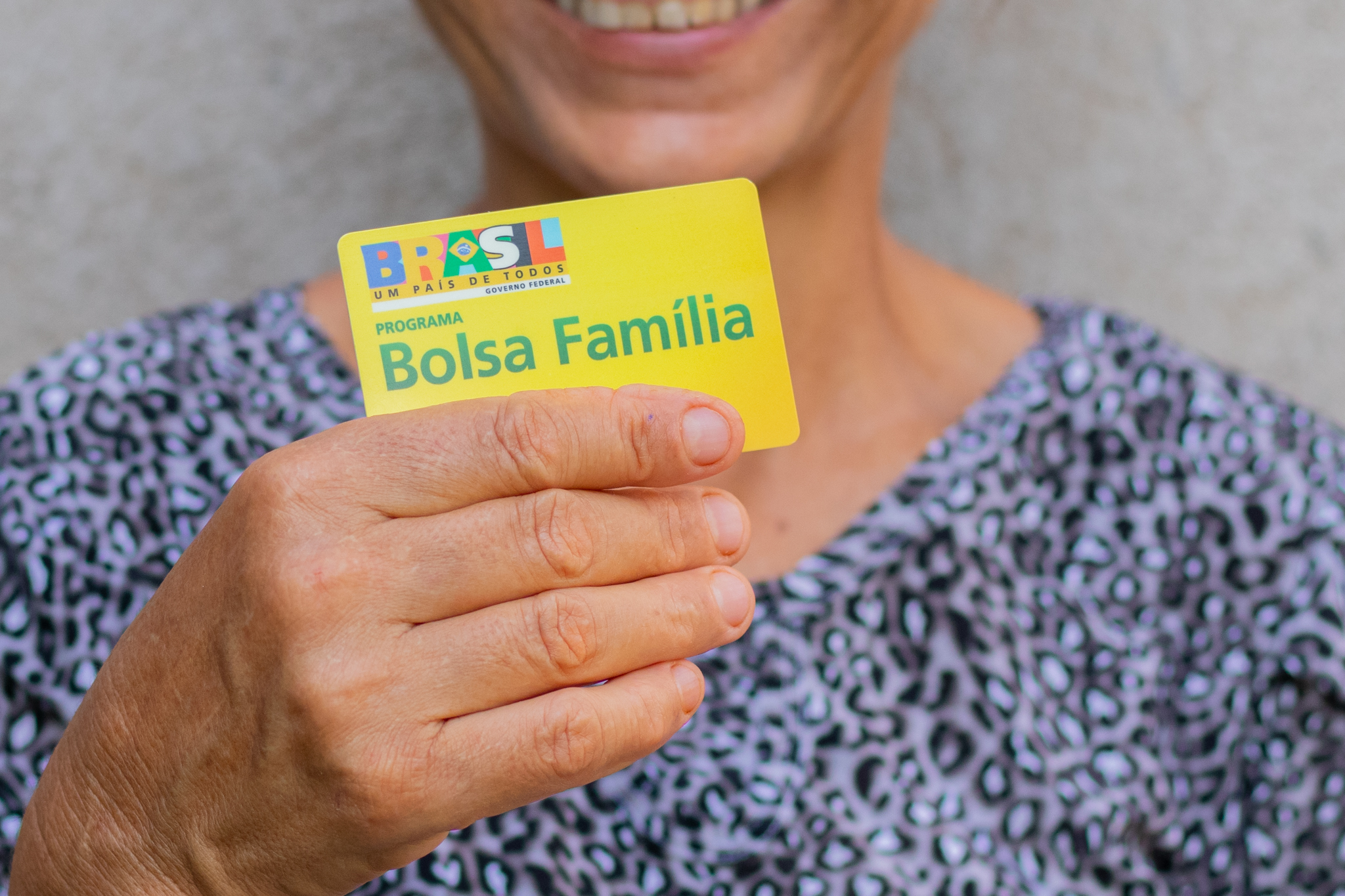 Ainda não recebeu o cartão do Bolsa Família? Veja como rastrear o seu.