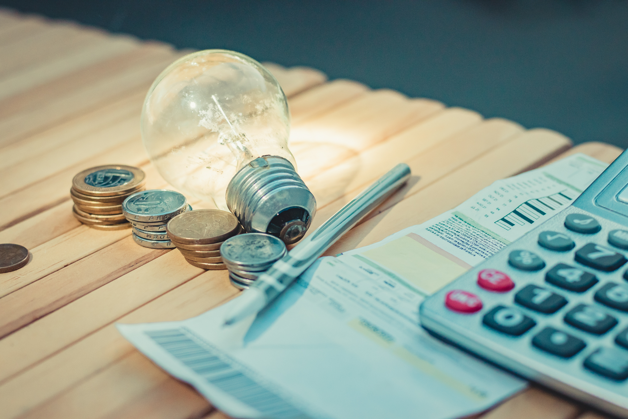 Gastando muito com a conta de luz? Veja a melhor forma de economizar até 65%.