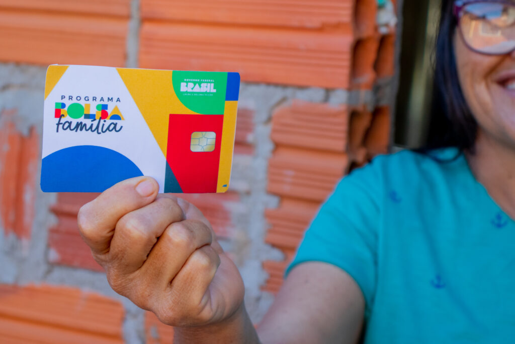 o Bolsa Família vai chegar mais cedo para milhares de beneficiários. Confira o calendário.