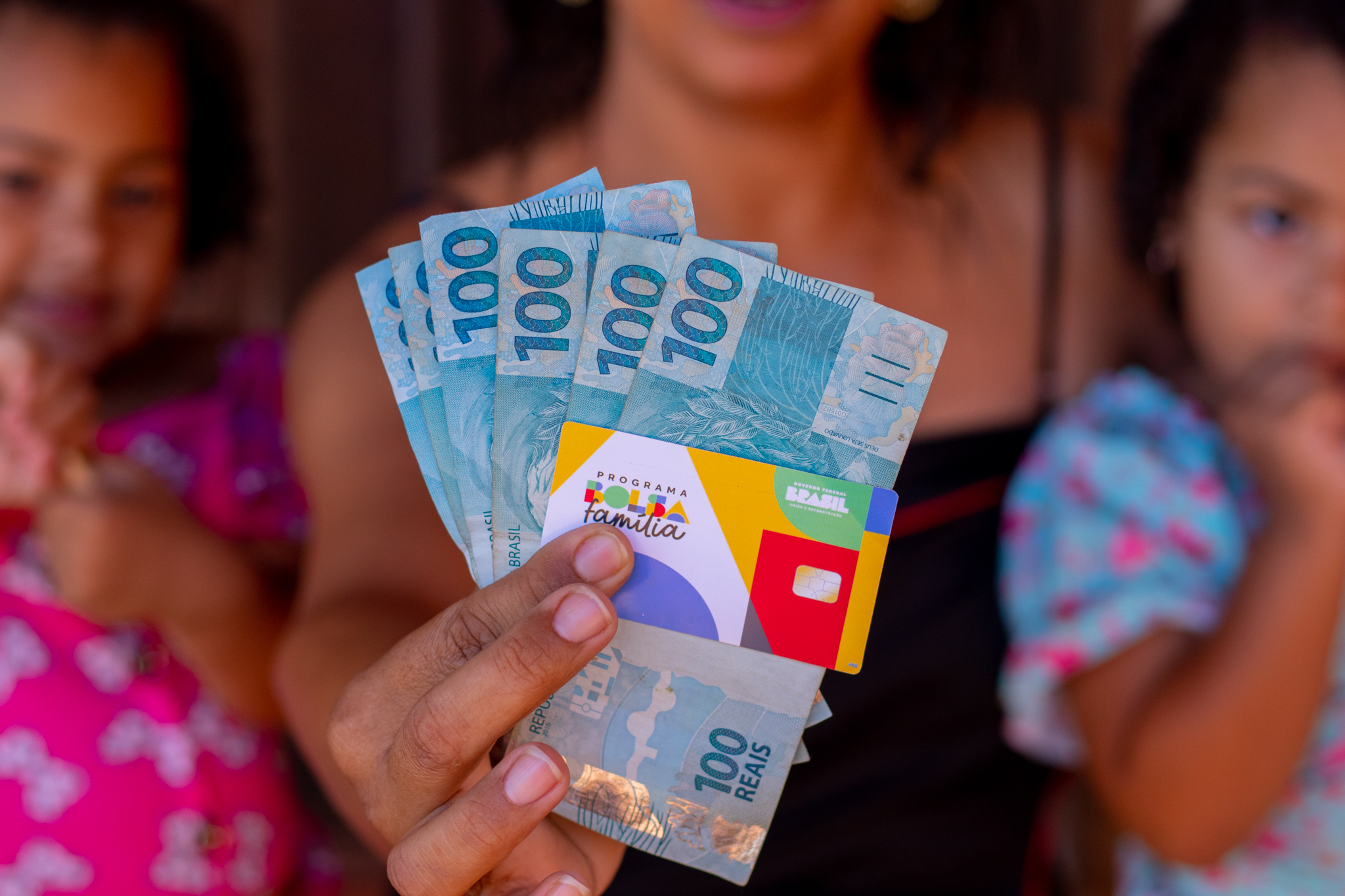 Mães do Bolsa Família podem receber R$ 1.054 em dezembro; saiba como