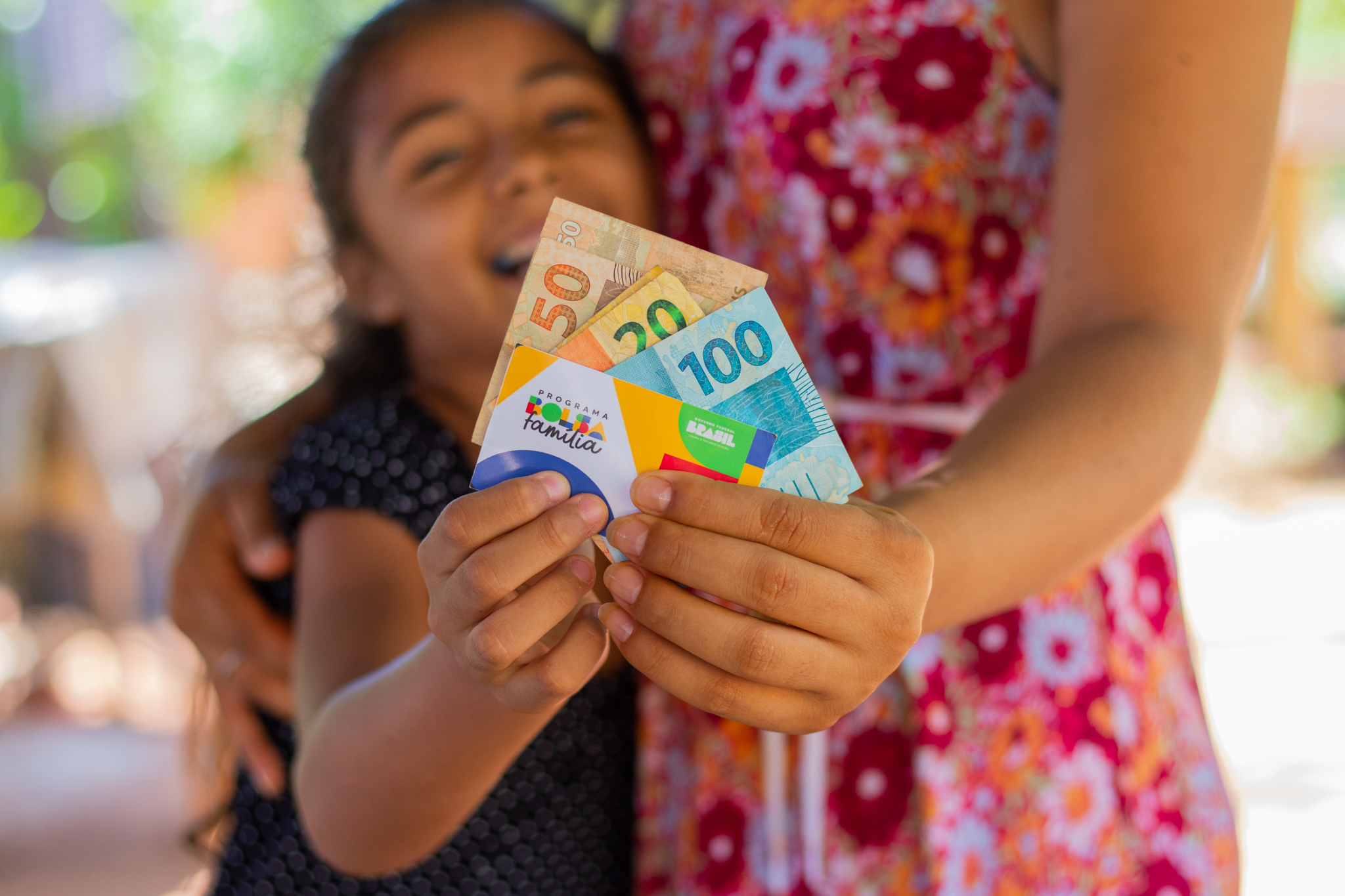 PIX na conta: veja como receber R$ 854 do Bolsa Família a partir de 10/12