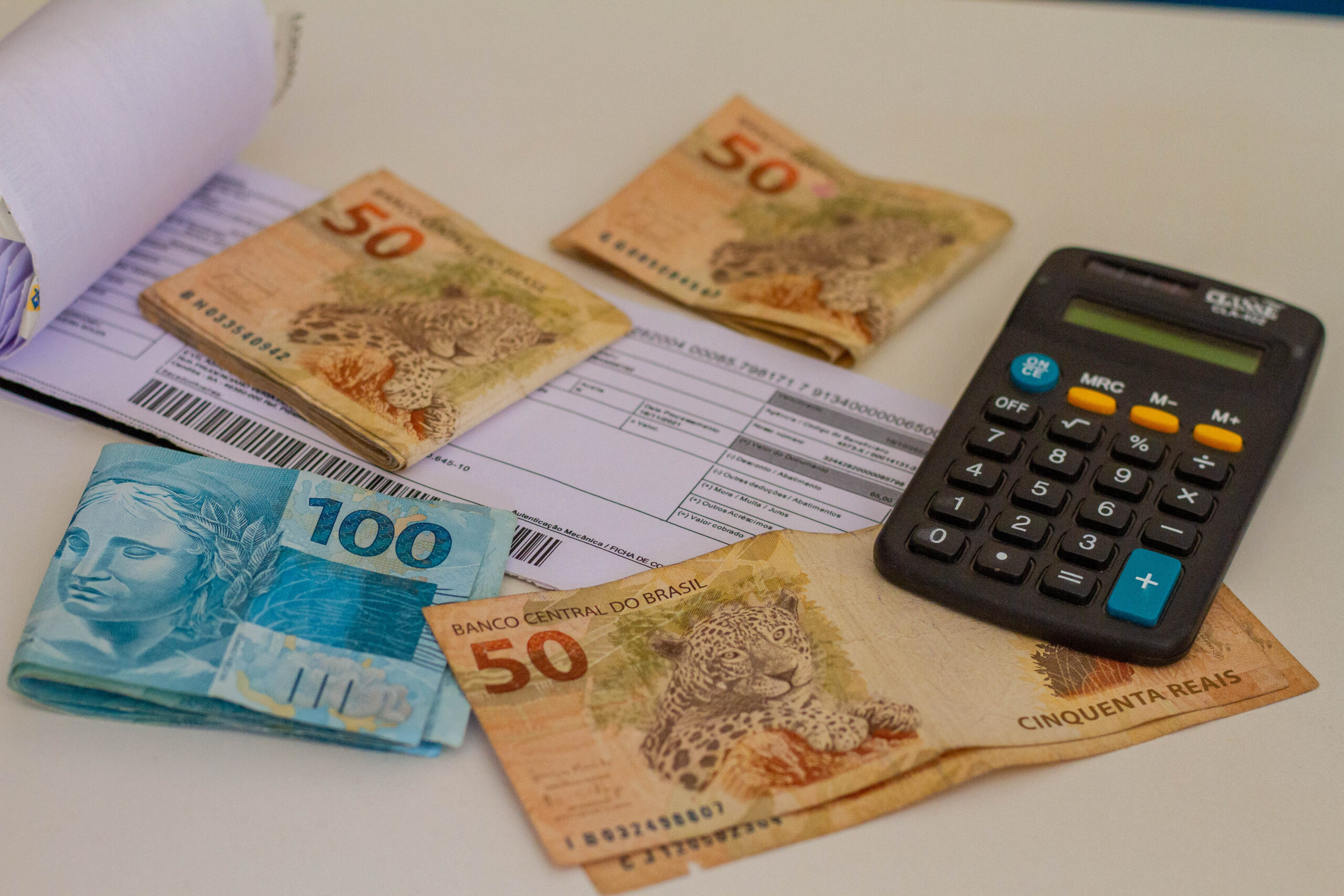 Não dá conta de pagar a conta de água e luz todo mês? O CadÚnico te ajuda!