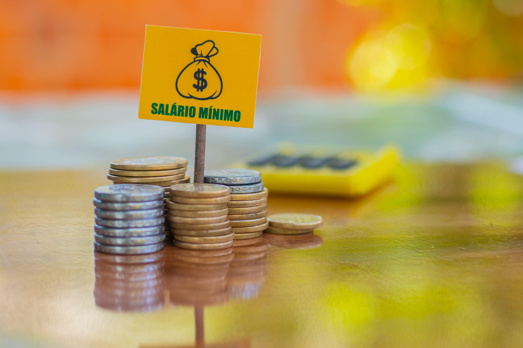 No próximo ano, o salário mínimo vai afetar diretamente os benefícios sociais.