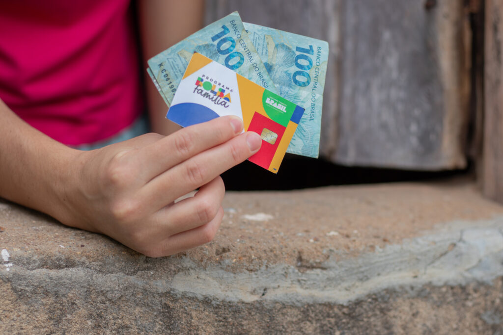 Os beneficiários do Bolsa Família com NIS 6 voltaram a receber os pagamentos hoje.