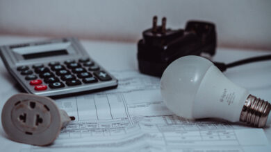 As bandeiras tarifárias influenciam no valor da conta de energia. Confira.