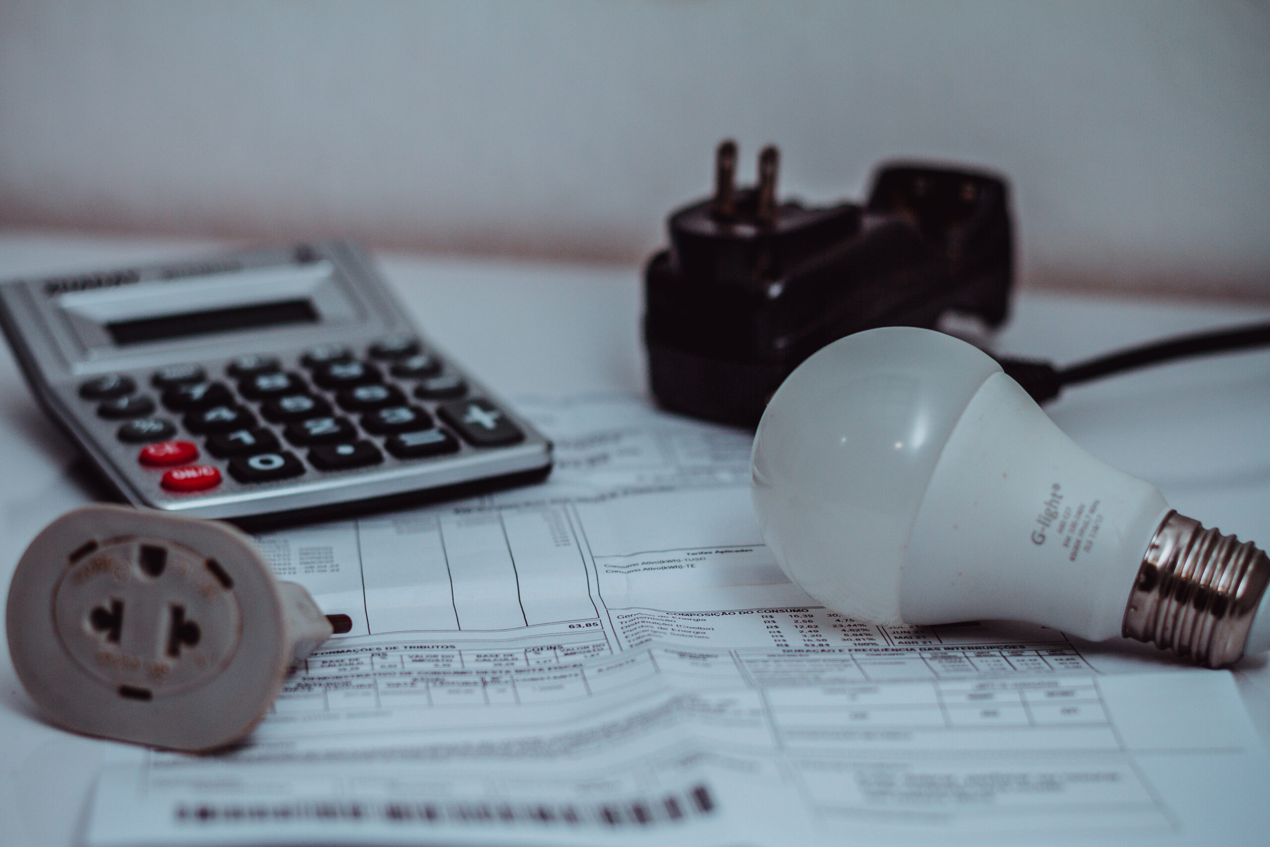 As bandeiras tarifárias influenciam no valor da conta de energia. Confira.