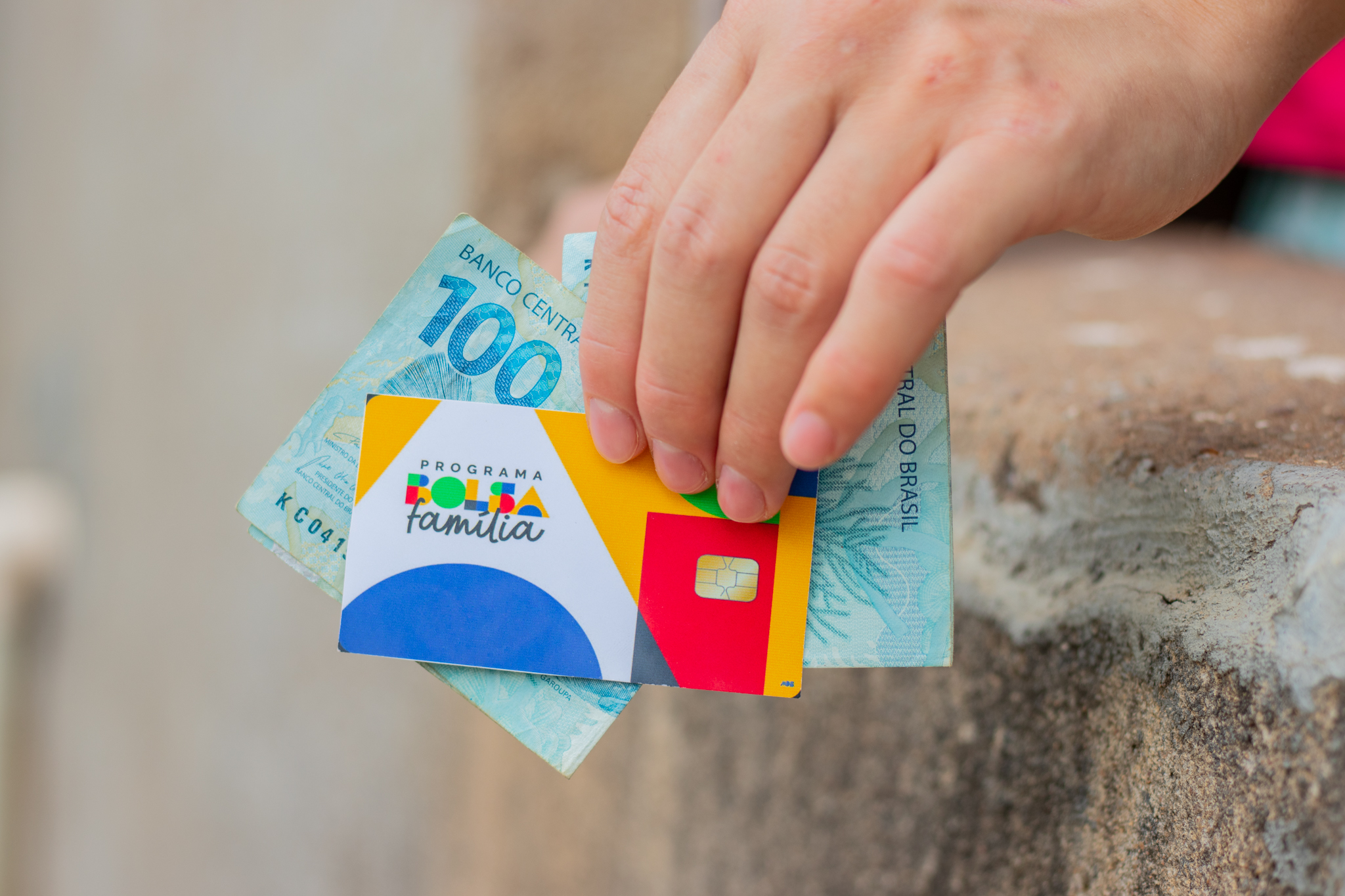 AUMENTO na parcela do Bolsa Família surpreende beneficiários; saiba como garantir