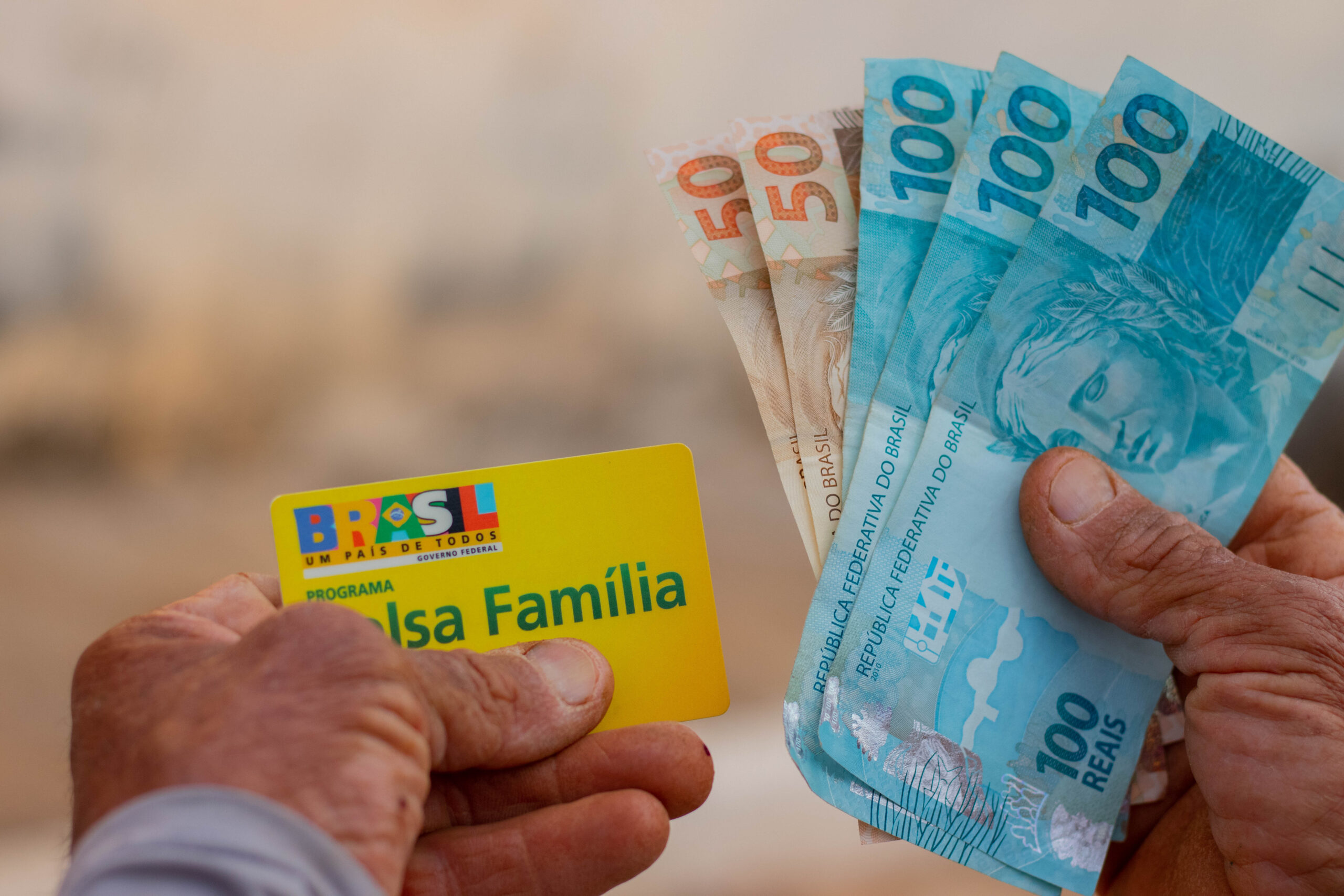 Esperando que o Bolsa Família caia mais cedo este mês? Veja se vai acontecer.