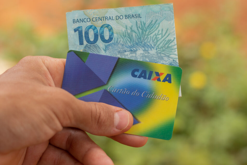 Auxílio financeiro de até R$ 2,1 MIL é confirmado para novo grupo de brasileiros