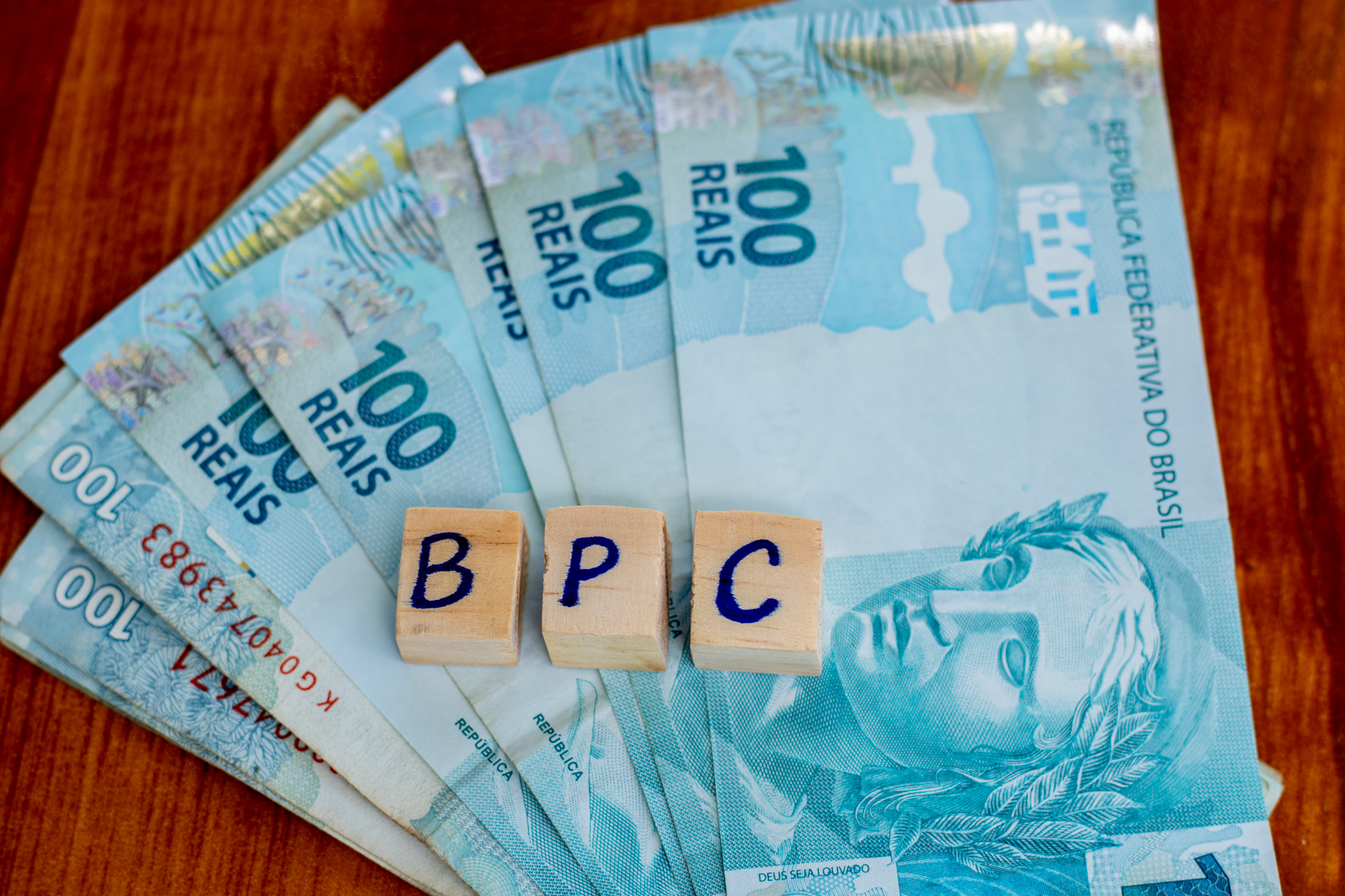 Se você é beneficiário do BPC, veja como receber três pagamentos todo mês.