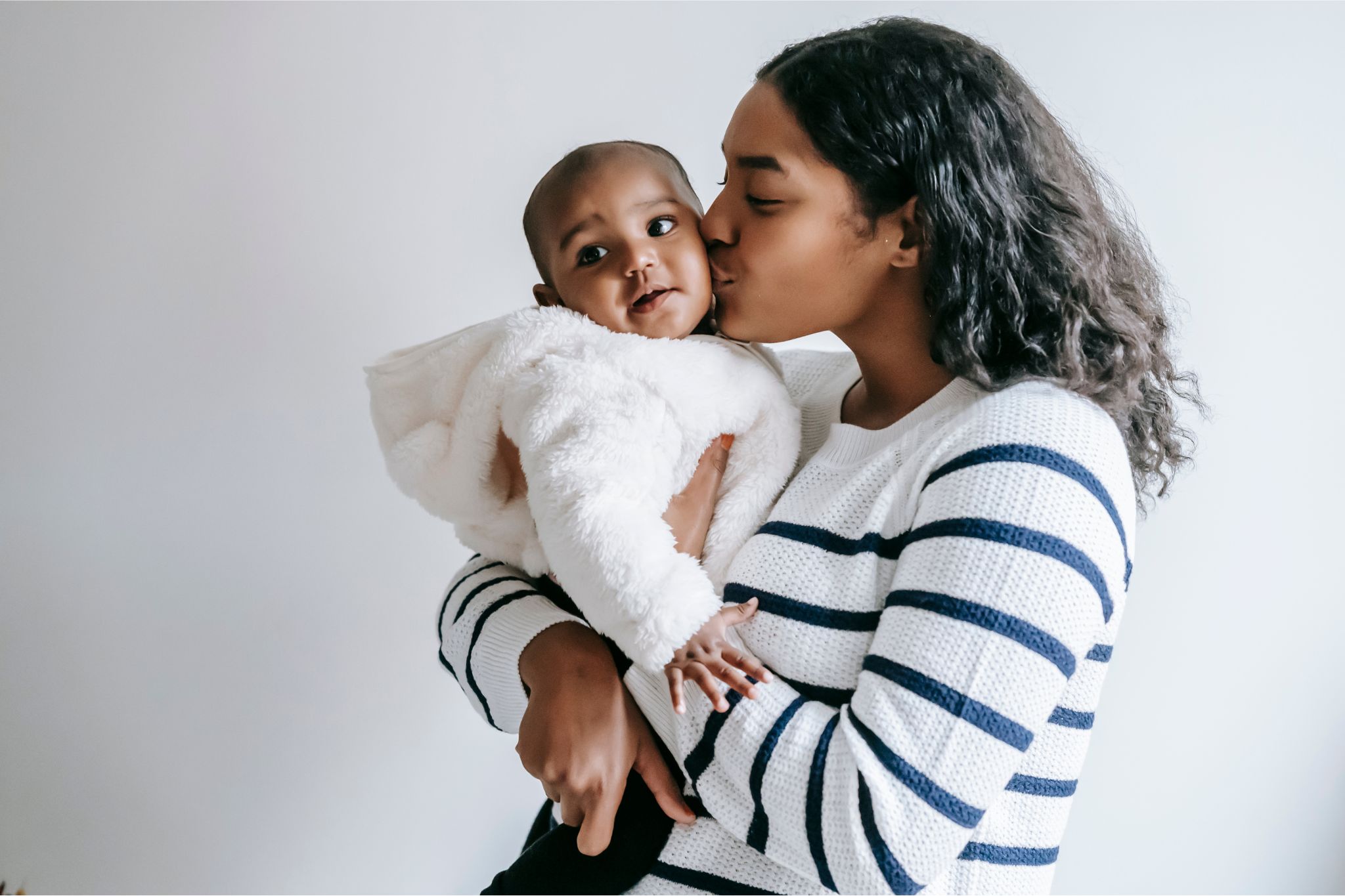 Para quem tem filhos, o Auxílio Mãe Solteira seria um grande benefício do CadÚnico.