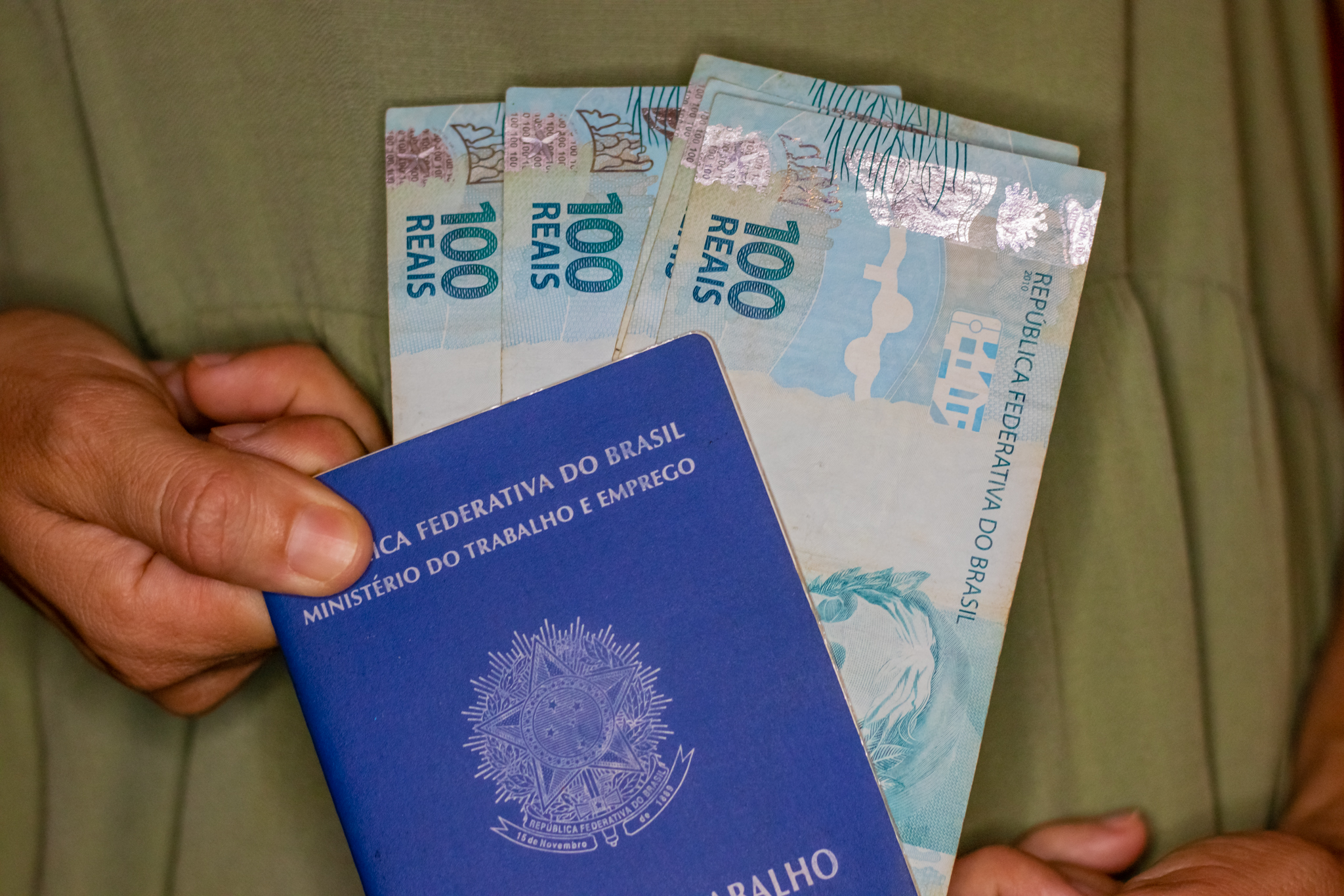 Os trabalhadores que recebem o seguro-desemprego devem ficar atentos para não perderem os pagamentos.