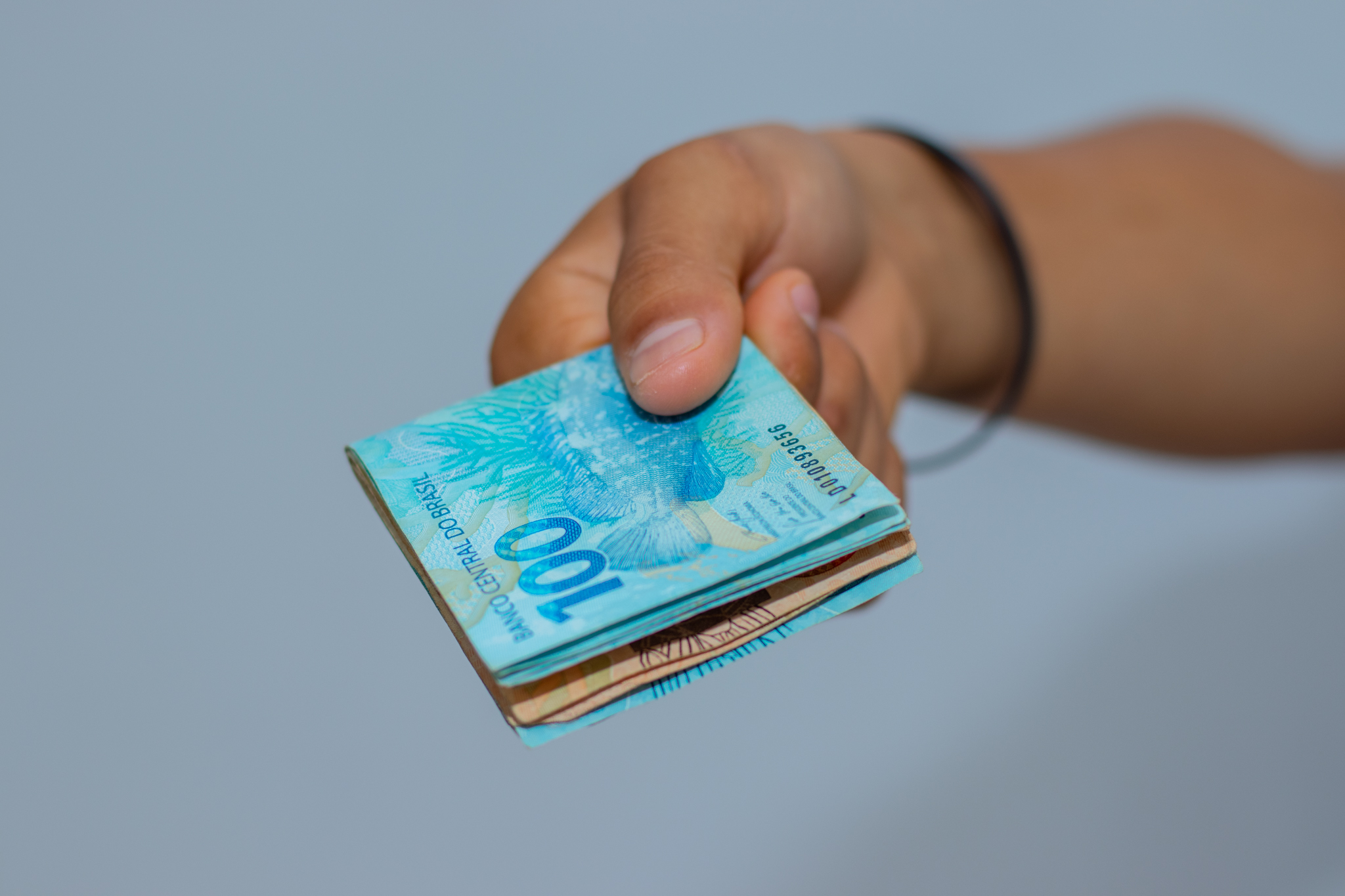 Estudantes terão acesso a R$ 700 mensais com novo auxílio do governo: VEJA critérios!
