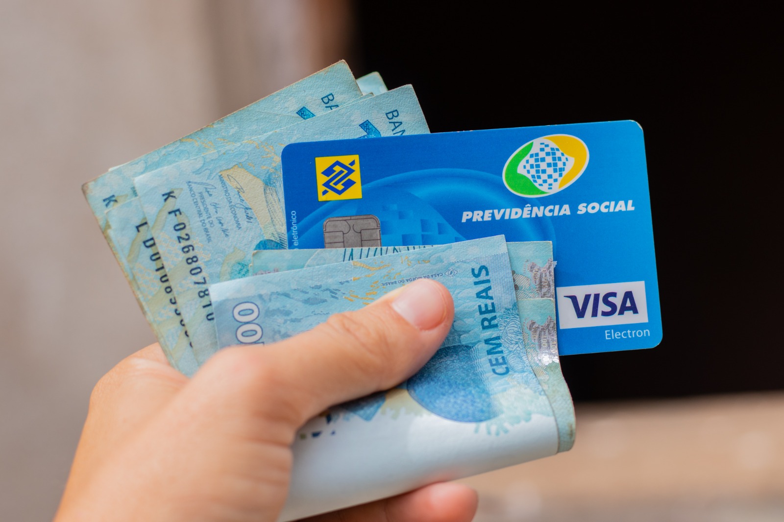 Famílias com renda baixa podem receber auxílio de R$ 1.518 pelo INSS; confira!