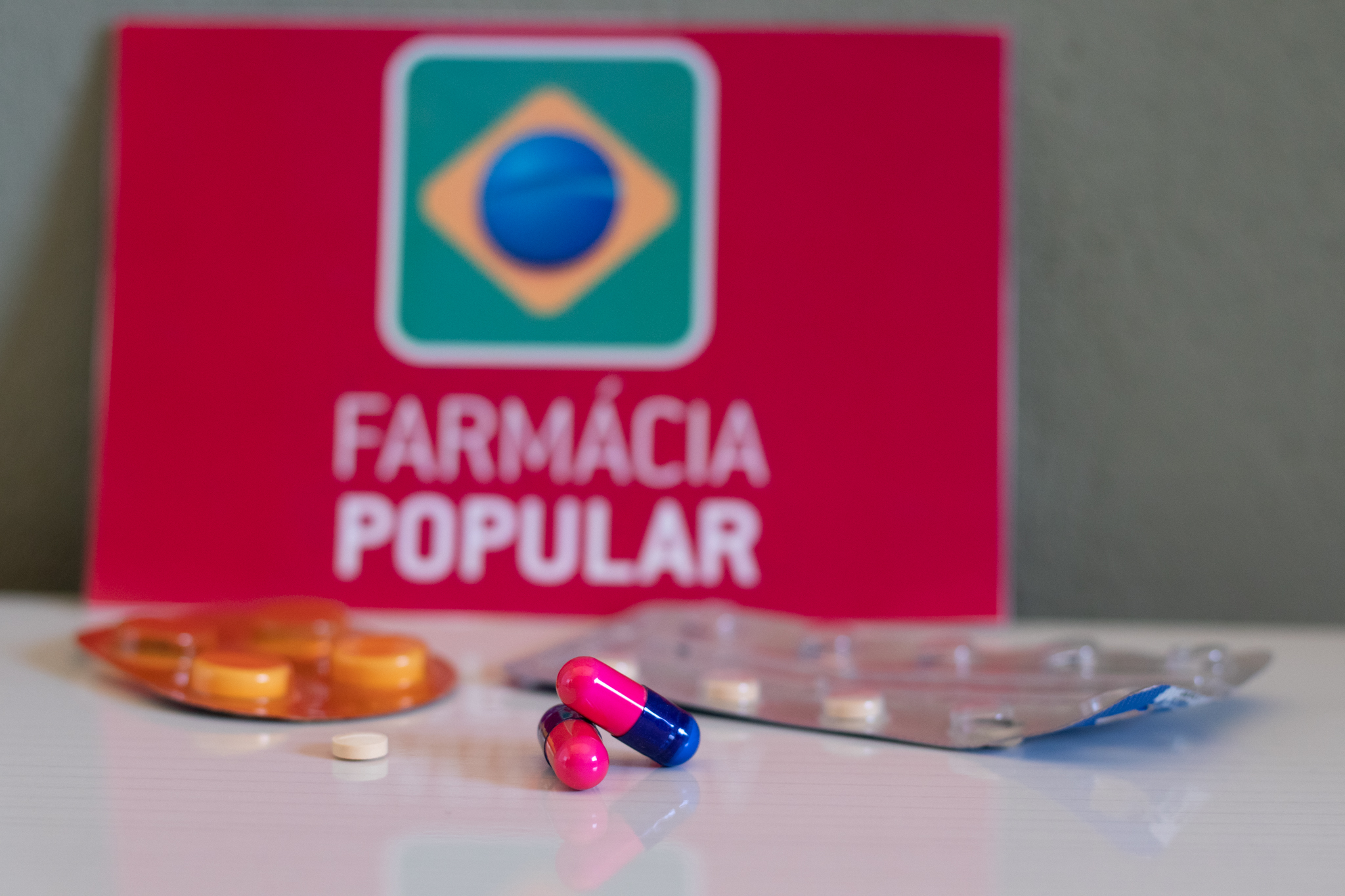 Se você precisa de medicamentos e não tem dinheiro, consiga pelo Farmácia Popular.