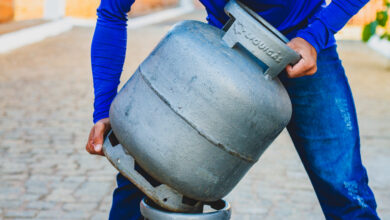 Entenda como o governo pretende manter o Auxílio Gás mesmo sem orçamento.