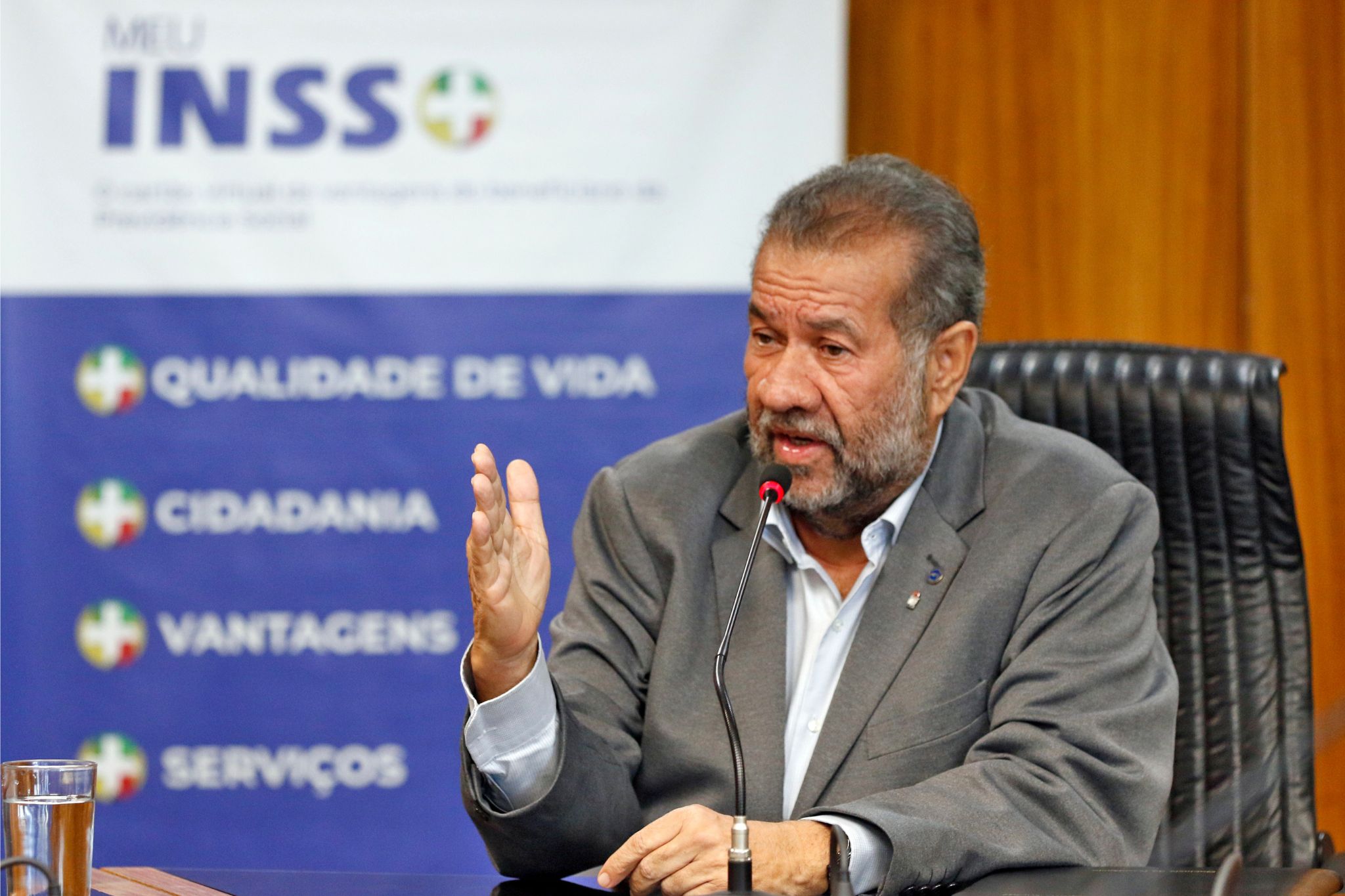 Ministro Carlos Lupi, atual responsável pela pasta da Previdência Social, que rege o BPC.