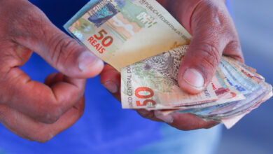 Se você se encaixa nas regras, veja como solicitar o Auxílio Reconstrução.
