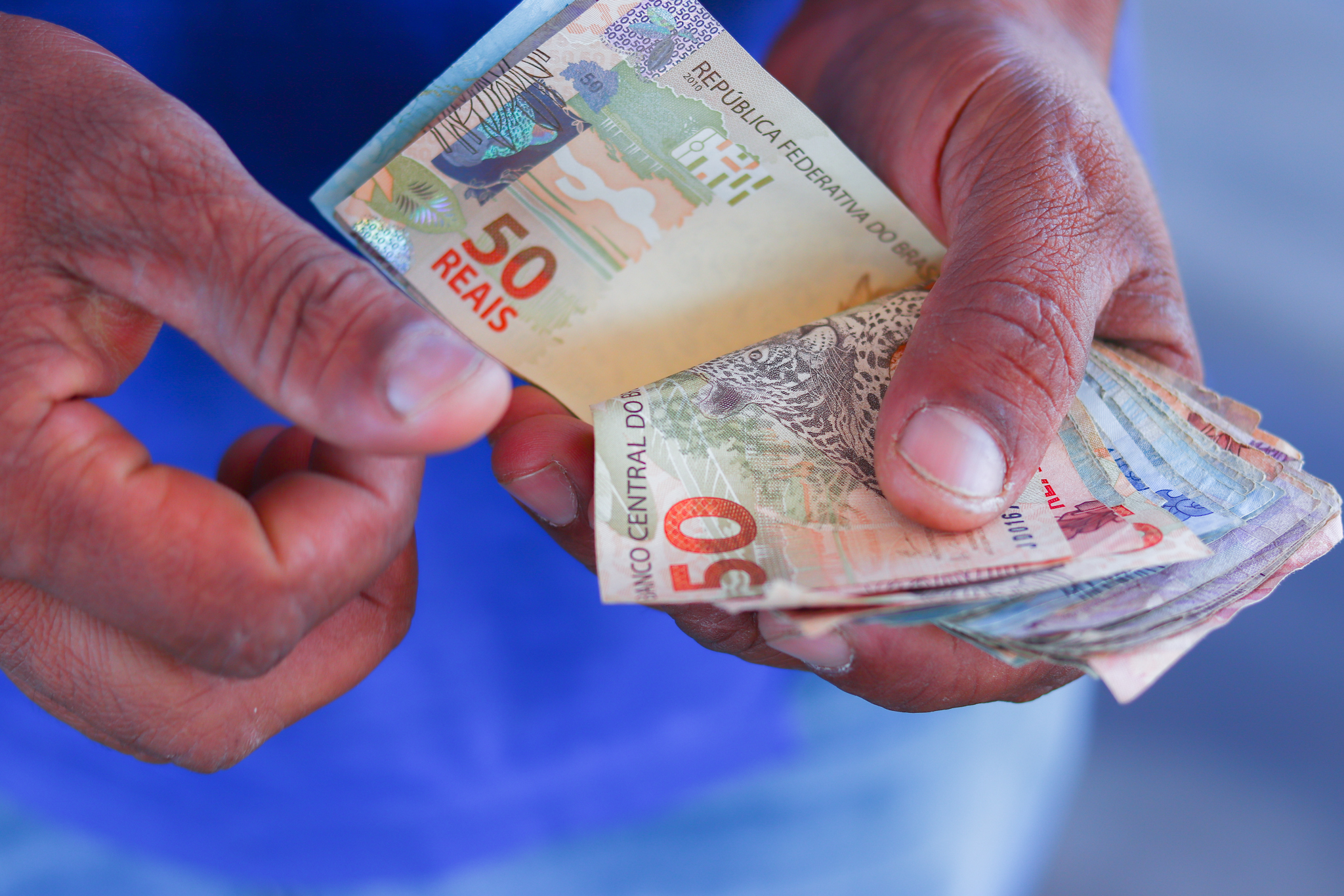 Se você se encaixa nas regras, veja como solicitar o Auxílio Reconstrução.