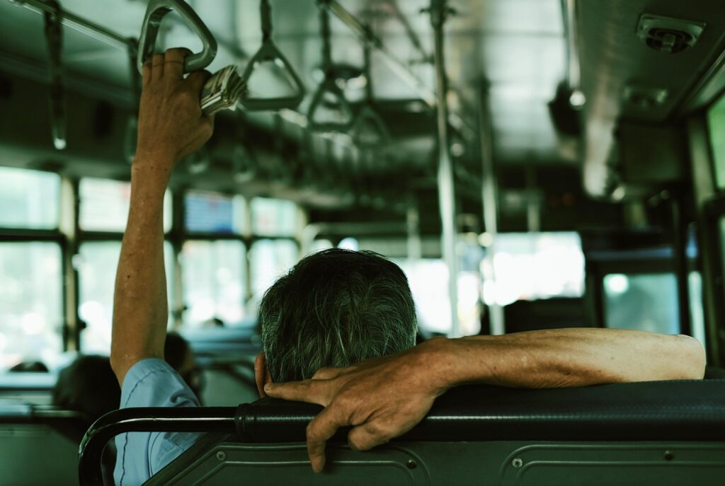 Inscritos no Cadastro Único podem pegar ônibus DE GRAÇA; saiba como garantir benefício