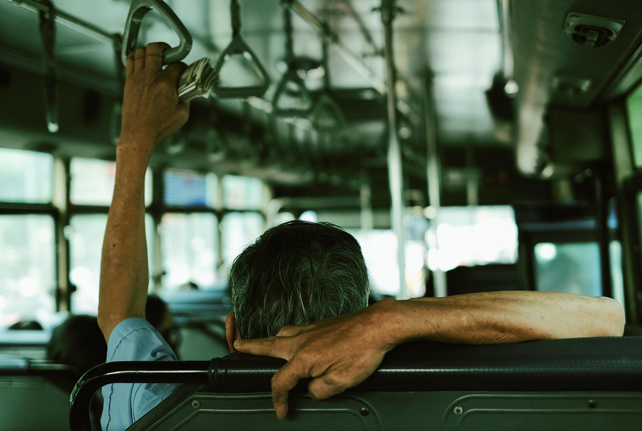 Inscritos no Cadastro Único podem pegar ônibus DE GRAÇA; saiba como garantir benefício