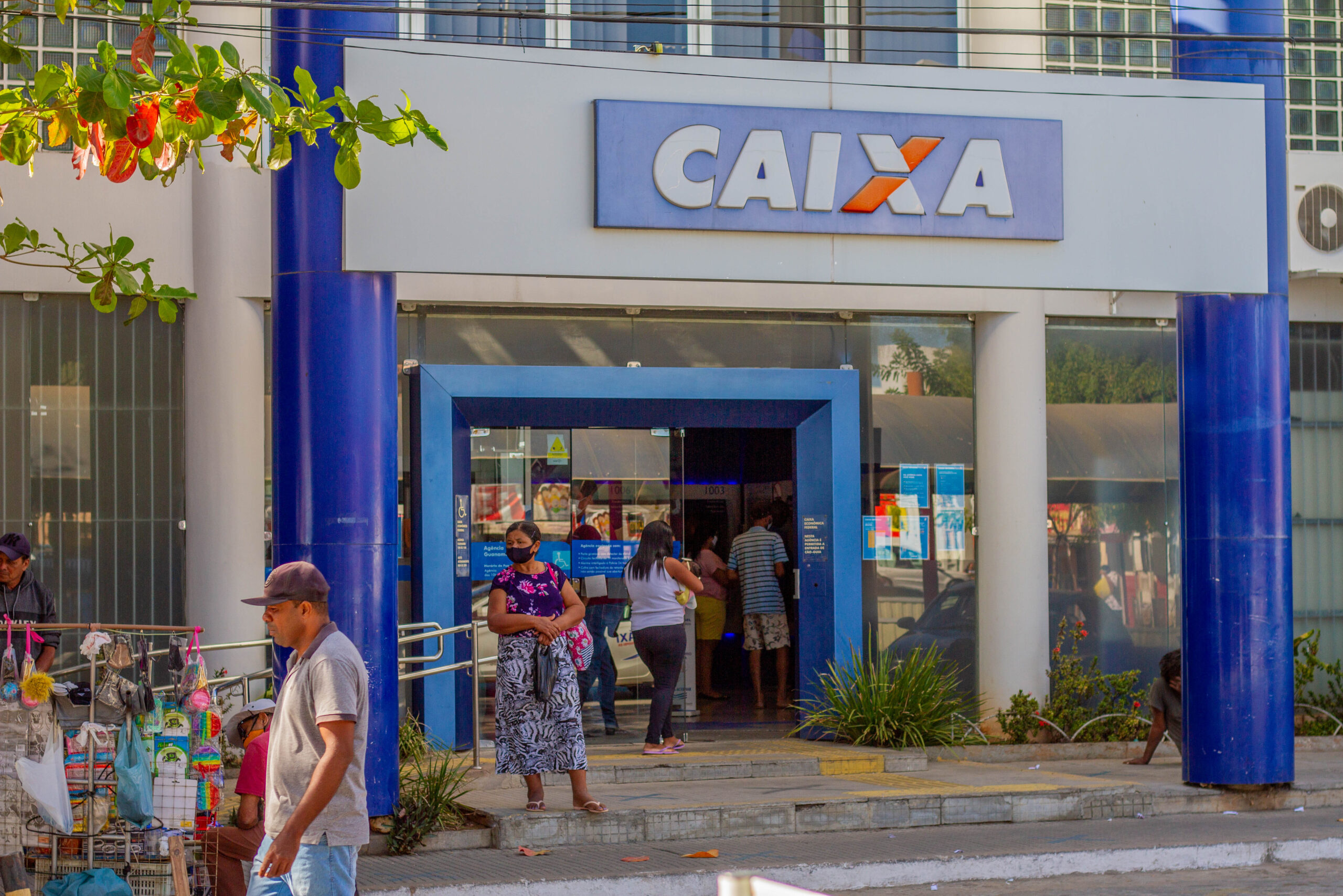 A Caixa aumentou drasticamente os juros de financiamento de imóveis, o que fez com que brasileiros se questionassem sobre a aquisição.