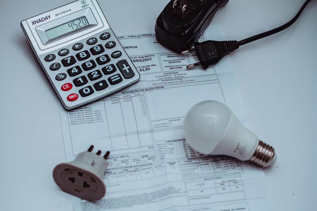 MENOS UMA! Brasileiros de baixa renda conseguem economizar até 100% na conta de luz