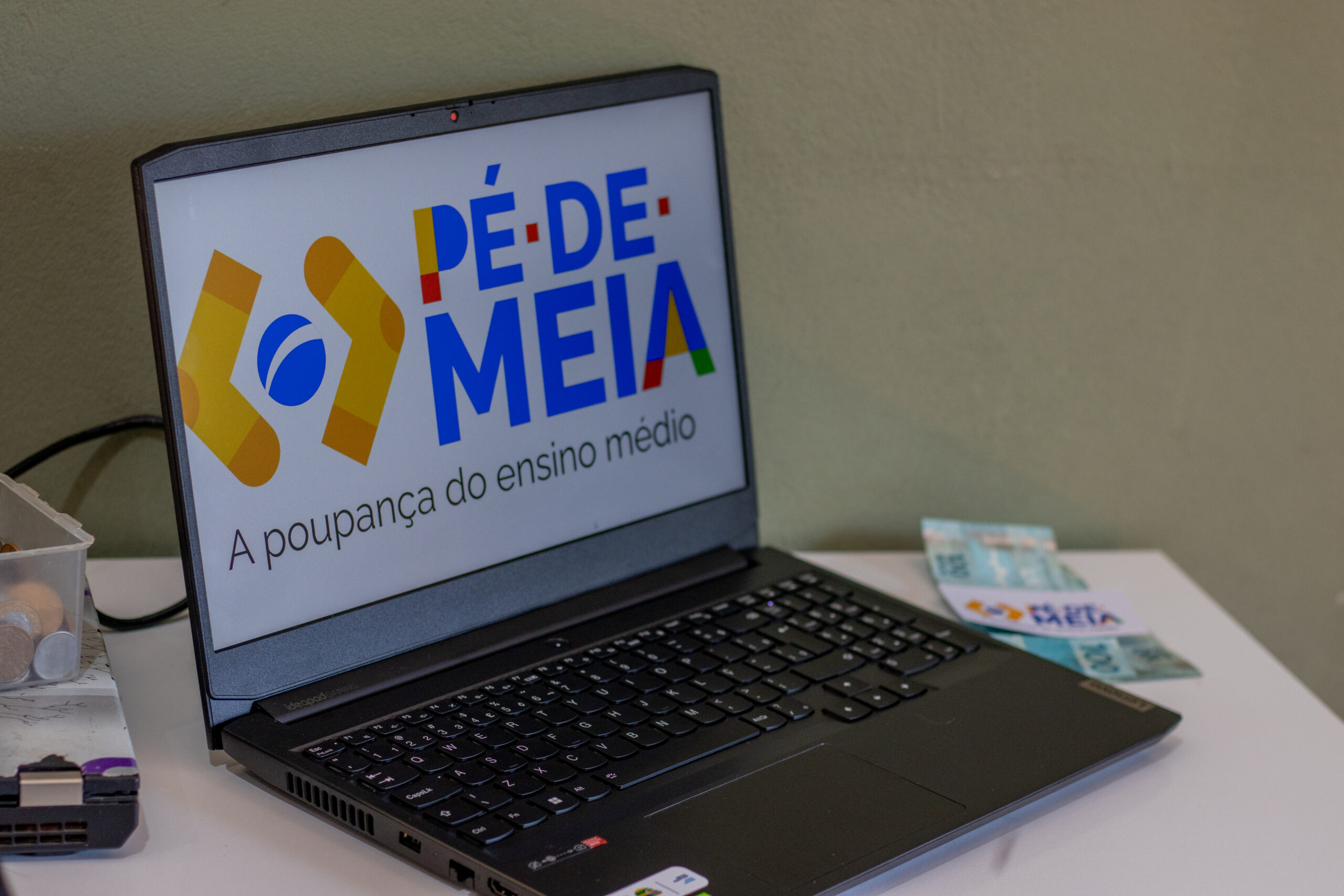 Você quer receber o Pé-de-Meia em 2025? Veja como está funcionando o programa.
