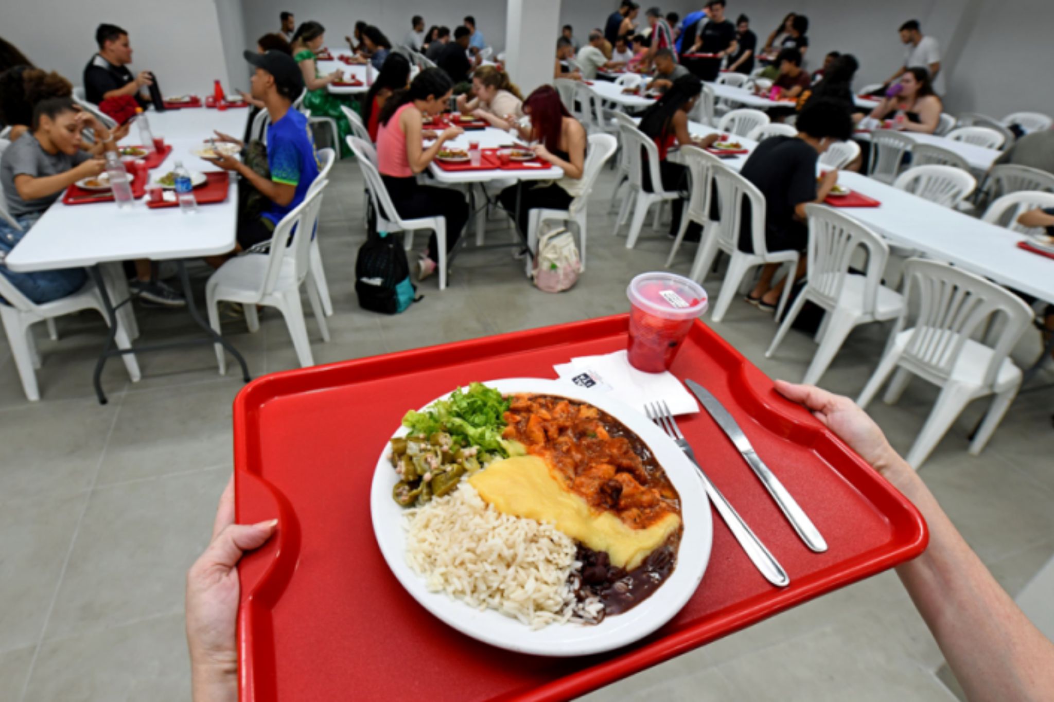 Ansioso para começar uma vida nova depois do SiSU? Veja como funcionam o restaurante universitário!