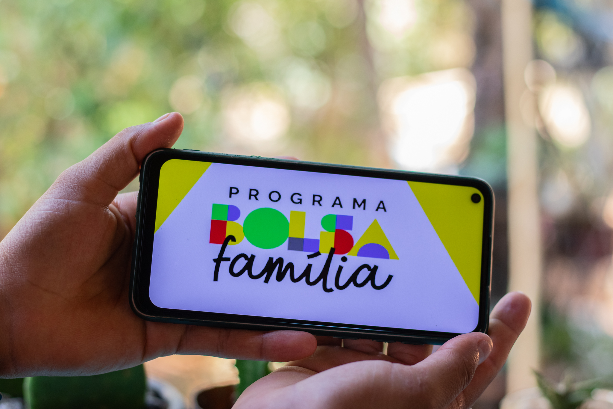 Real ou fake? Saiba como identificar o verdadeiro app do Bolsa Família para NÃO cair em golpes