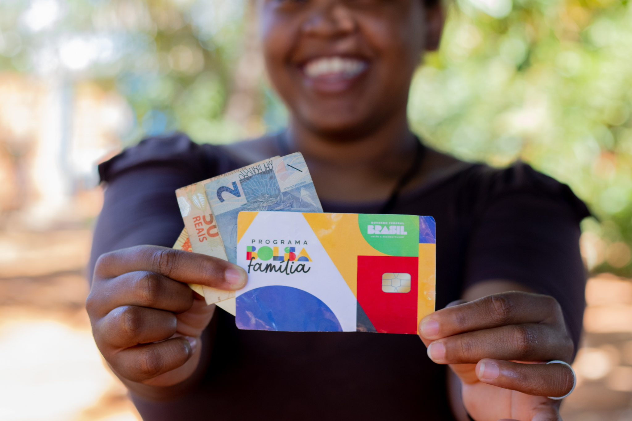 Tem pagamento retroativo para receber? Veja como ter acesso aos valores do Bolsa Família.