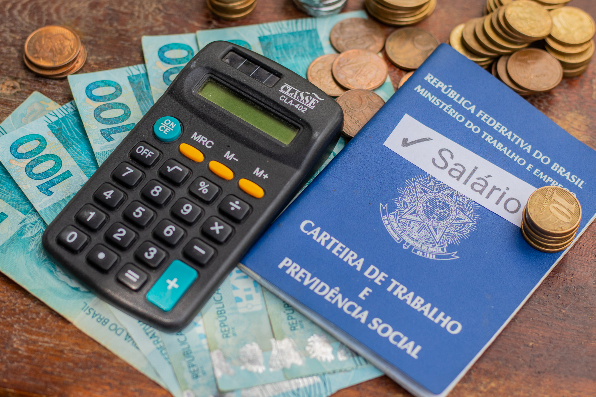 O salário mínimo mudou, mas não significa que o trabalhador recebe todo o valor.