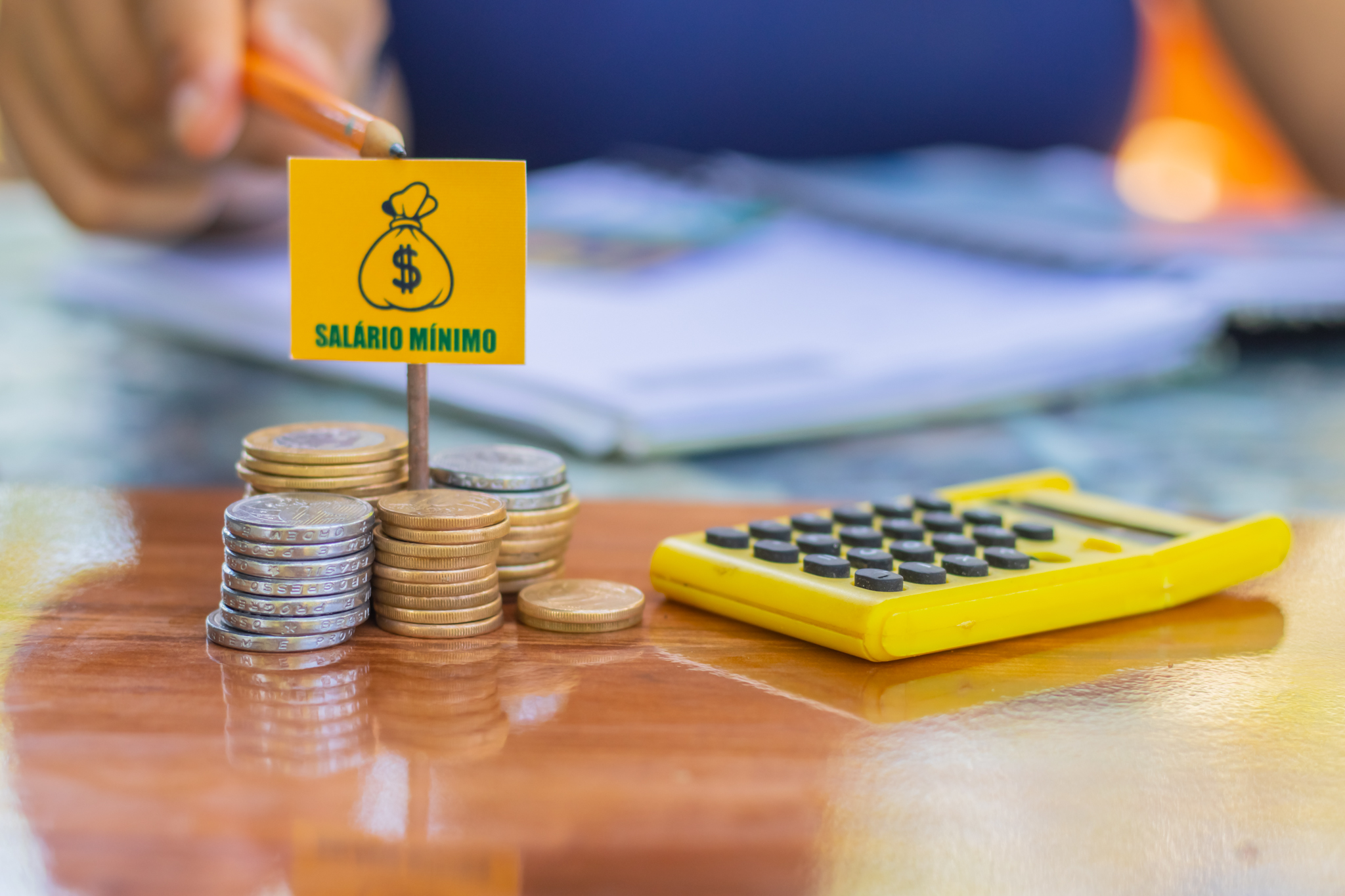 O salário mínimo de 2025 já foi definido. Veja como isso afeta os benefícios.