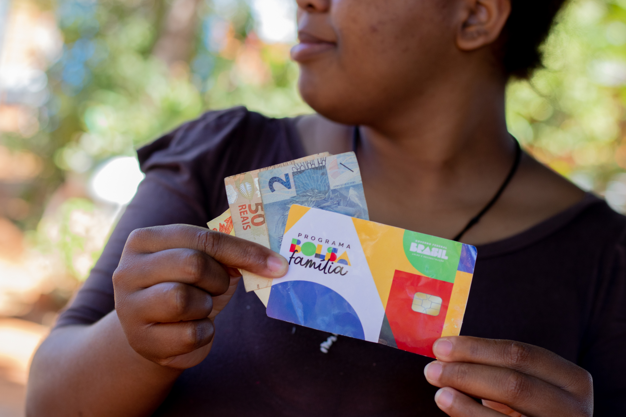 Se você tem carteira assinada, entenda o que acontece ao receber o Bolsa Família.
