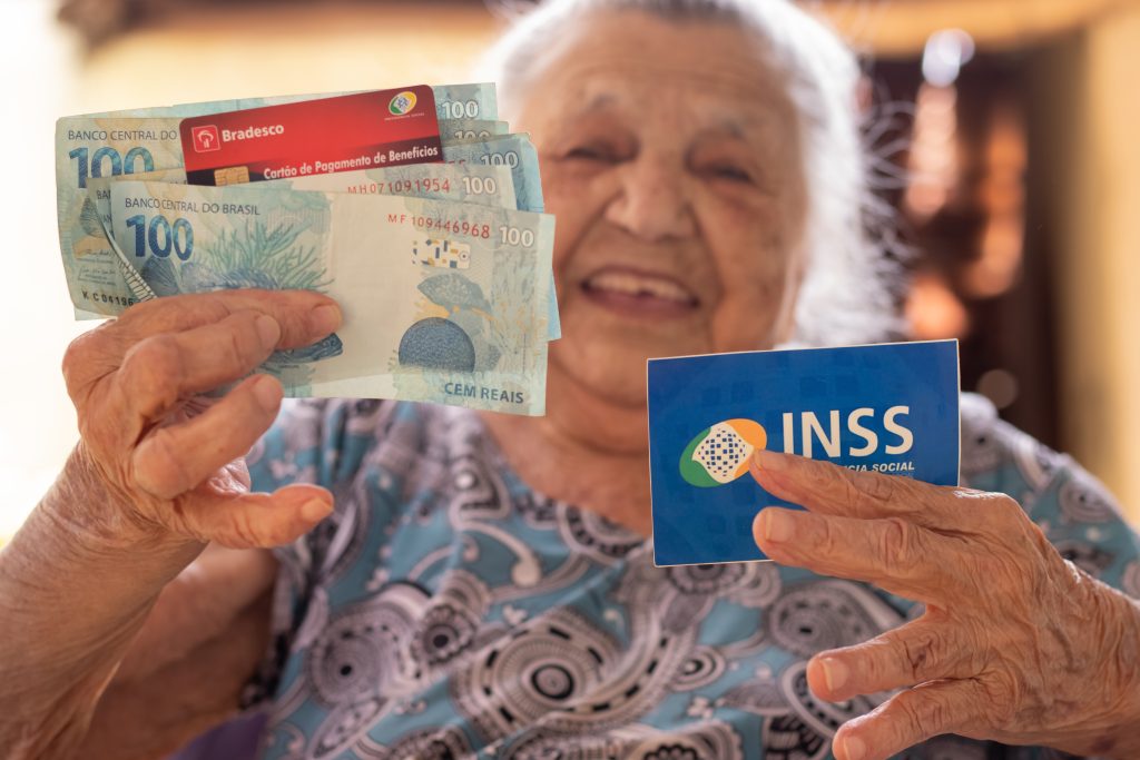 Antecipação de 13° do INSS gera festa entre idosos 60+: aprenda a resgatar benefício em dobro!