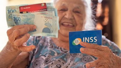 Antecipação de 13° do INSS gera festa entre idosos 60+: aprenda a resgatar benefício em dobro!