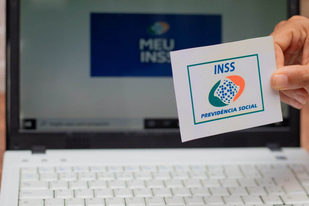 Aposentados e pensionistas do INSS na expectativa do 13º: quando sai?