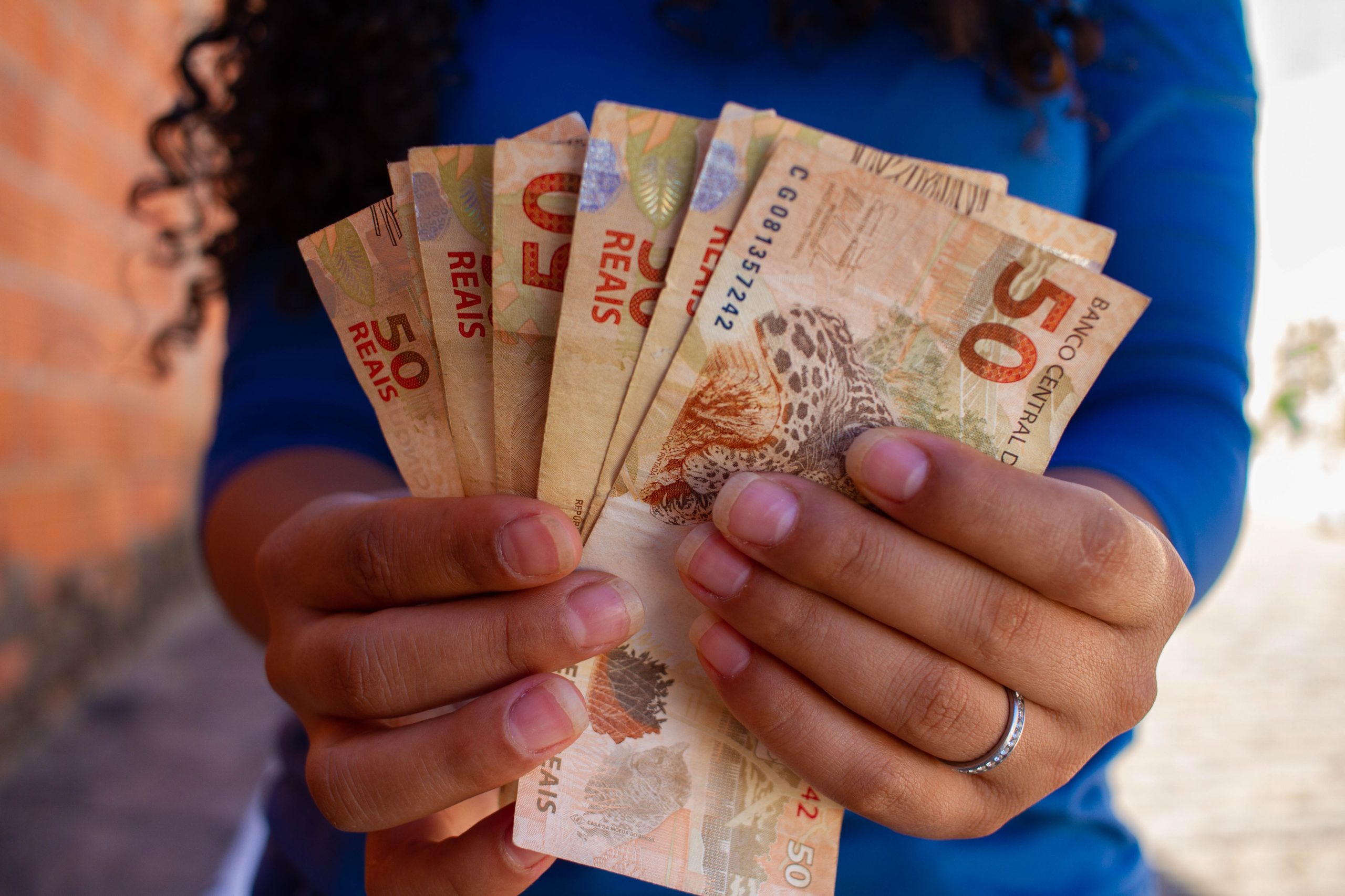 Vai receber o Bolsa Família° Veja quando o benefício cai na conta.