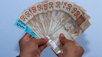 Benefício de até R$ 1.518 vai cair na conta de brasileiros a partir de 17 de fevereiro; veja critérios!